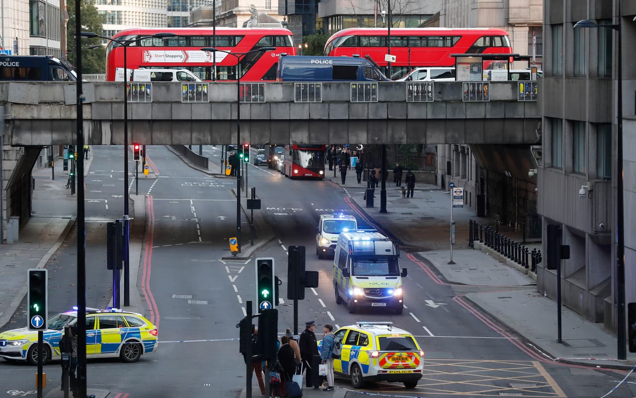 La Policía británica informó este viernes que acudió al céntrico Puente de Londres alrededor de las 14:00 (hora local) para para atender 
<a href="https://www.univision.com/noticias/mundo/reportan-incidente-con-presuntos-disparos-y-apunalamientos-en-el-puente-de-londres" target="_blank">un ataque con cuchillo</a> que dejó varios heridos, y que está siendo investigado como un acto "terrorista".
