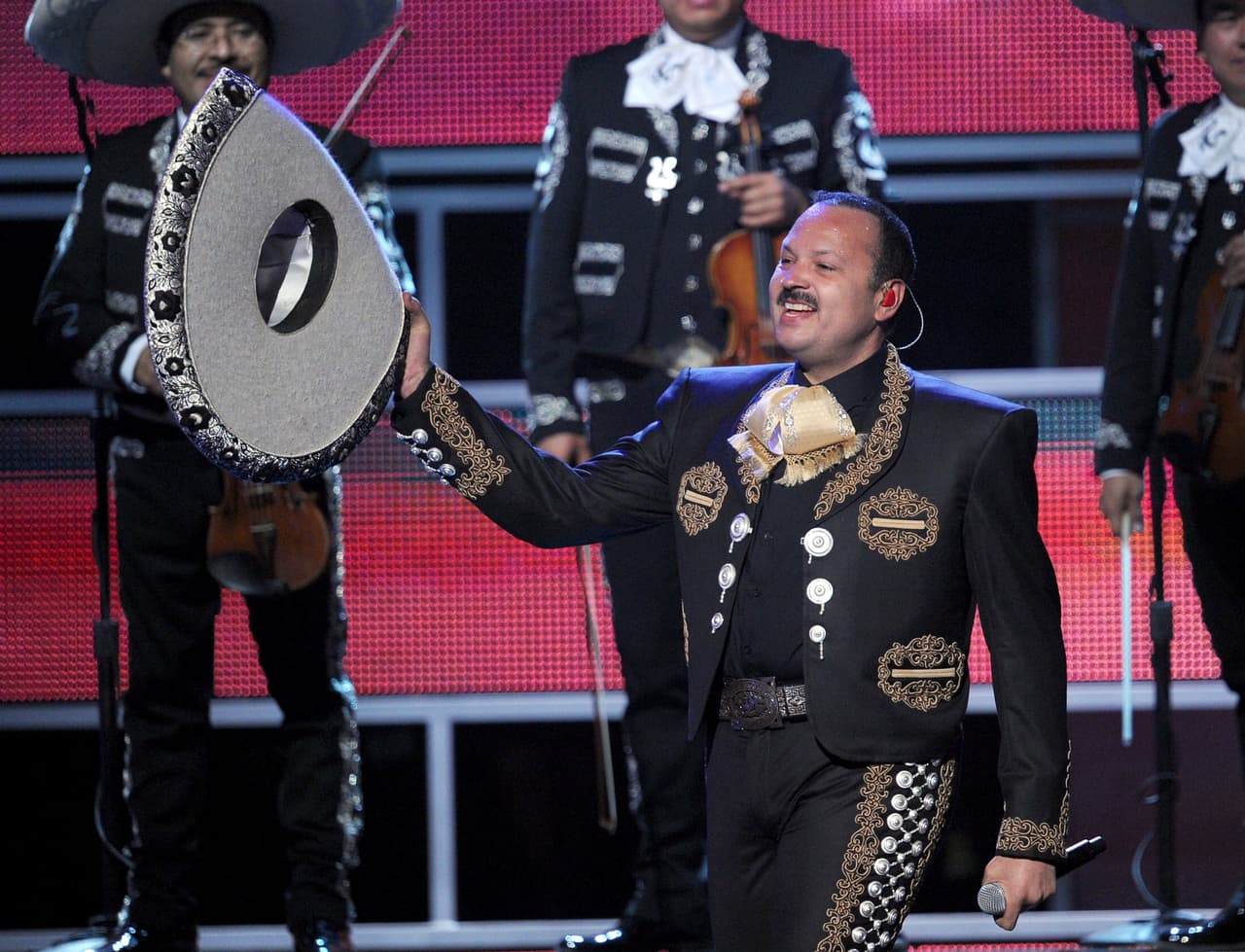 También confió en que la música ranchera cobrará aún mayor fuerza: "En los últimos años
<b>se ha visto el auge de la música urbana</b>, ¡qué padre!, pero yo llevo 30 años llenando recintos".
<br>