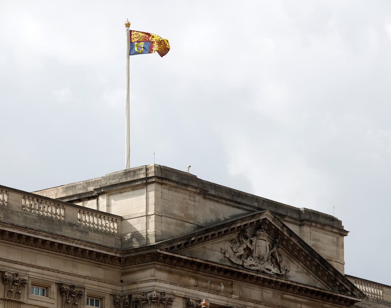 Tras las horas que estuvo ondeando a media asta la Union Jack en el Palacio de Buckingham, el estandarte real fue izado para recibir al rey Carlos III.