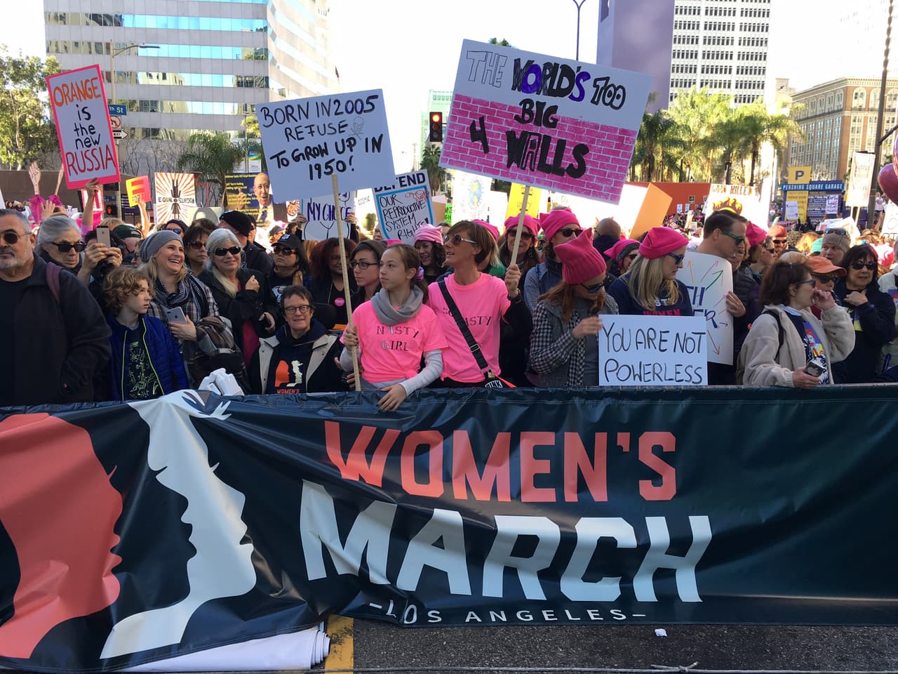 Decenas de miles de personas marcharon en Los Ángeles contra el gobierno de Trump.