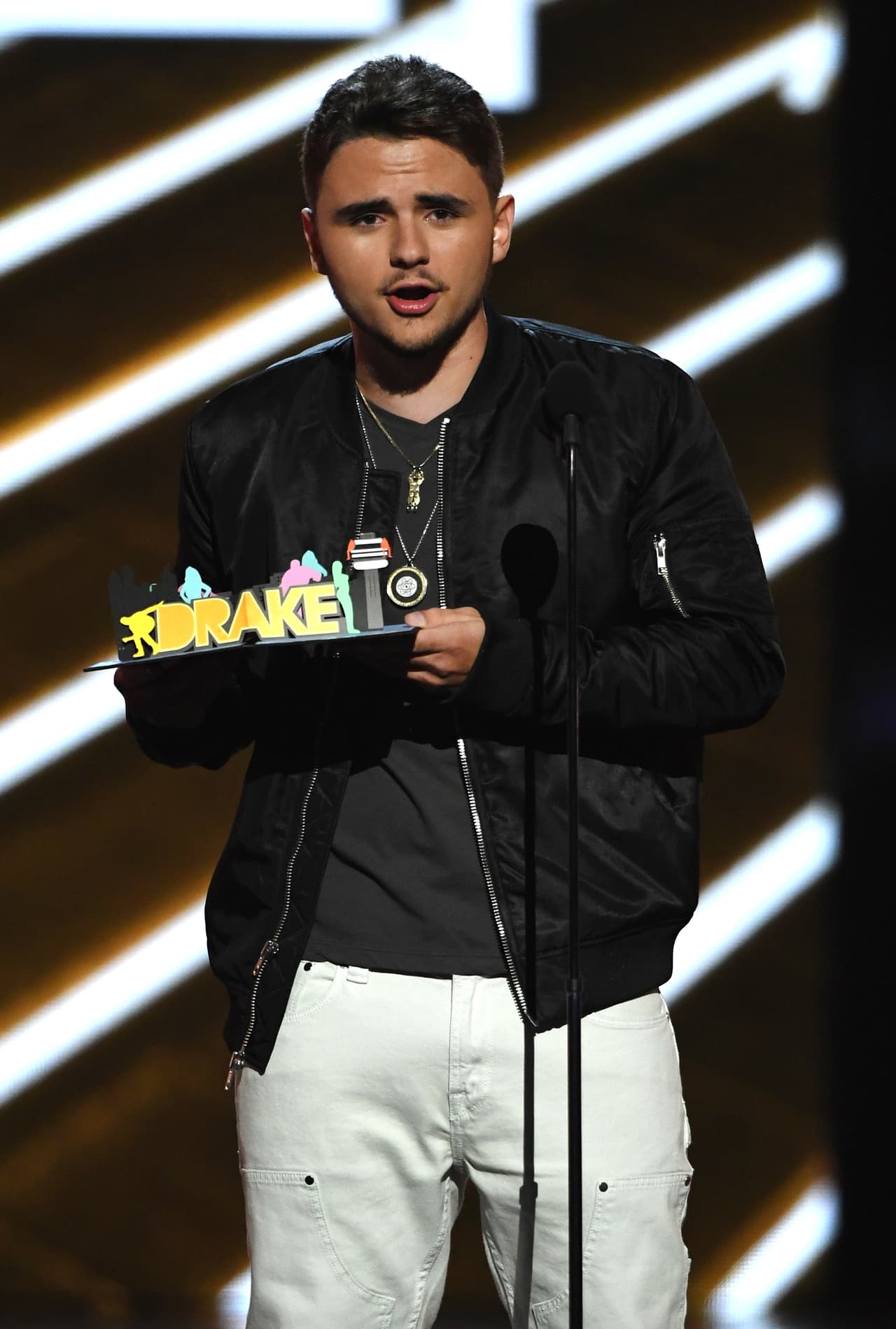 Michael Joseph, el mayor de los hijos ahora tiene 20 años de edad. Prince Michael Jackson I, como es conocido, es amante de los deportes como el kayak.