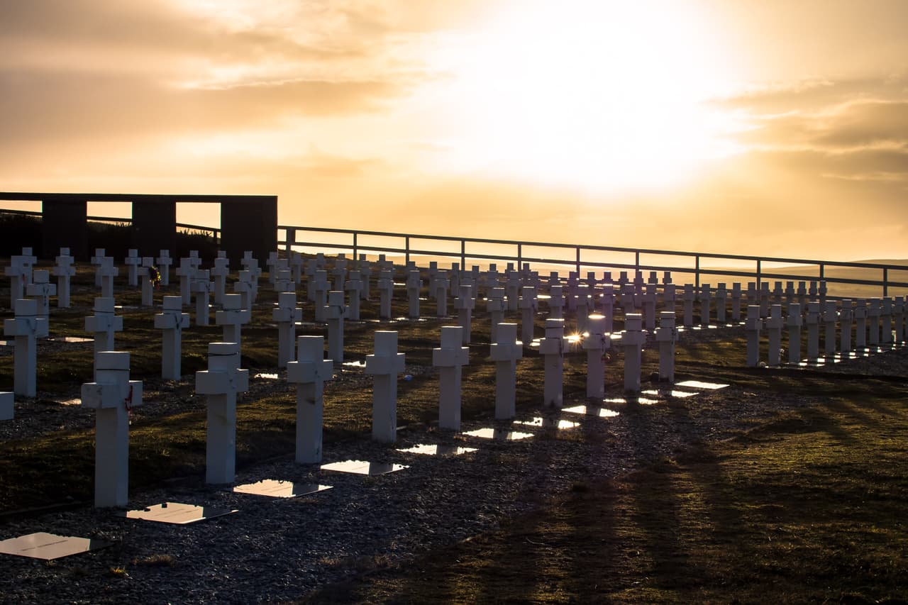 En 1983, un oficial del ejército británico organizó un entierro apropiado y cuidadoso de soldados argentinos en medio de la guerra habían sido sepultados deprisa. El cementerio tiene 237 tumbas, 123 de las cuales llevaban la inscripción: “Soldado argentino solo conocido por Dios”. Por el trabajo forense, ya 90 de esas 123 tienen una placa de mármol negra con su nombre.