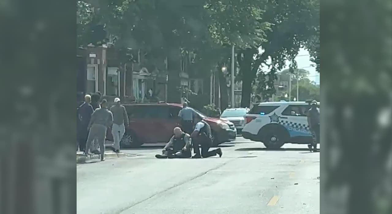 Mujer desnuda ataca a policía de Chicago y luego lo atropella con su propia patrulla