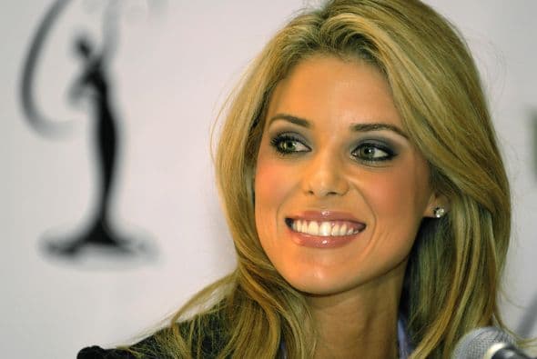 Carrie Prejean fue Miss California 2009. En Miss USA Perez Hilton le preguntó qué opinaba de las bodas gay y ella dijo que apoyaba solamente el matrimonio entre un hombre y una mujer.
