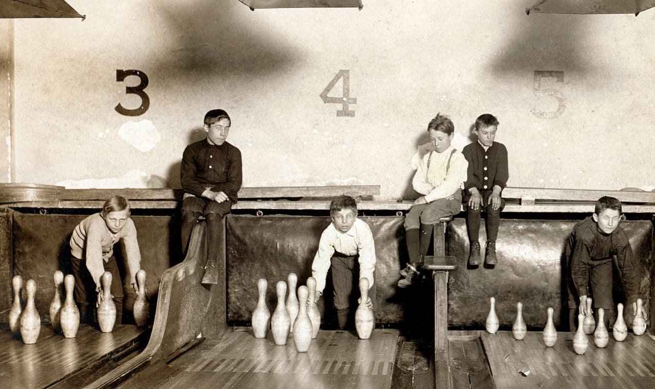 <b>Acomodador de pines en boleras</b>
<br>
<br>Este oficio tuvo demanda hasta finales de la década de 1940. Antes de que existieran las máquinas que organizan los pines y devuelven las bolas a los jugadores, este trabajo se hacía manualmente. Era un empleo de poca paga, generalmente realizado por niños o jóvenes. Cuando el avance de las máquinas en el siglo XX se aplicó a los bolos el juego cambió y este trabajo rápidamente quedó obsoleto.
<br>
<br>Muchas de los trabajos de esta lista aún son populares en áreas rurales de países en desarrollo, donde muchos avances tecnológicos aún no se han extendido.
<br>