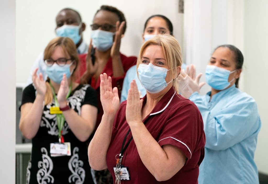 El plan estatal para la distribución de la vacuna 
<b>da máxima prioridad a los empleados del hospital</b> que trabajan con y alrededor de los pacientes con covid19, incluido el personal de mantenimiento.
<br>