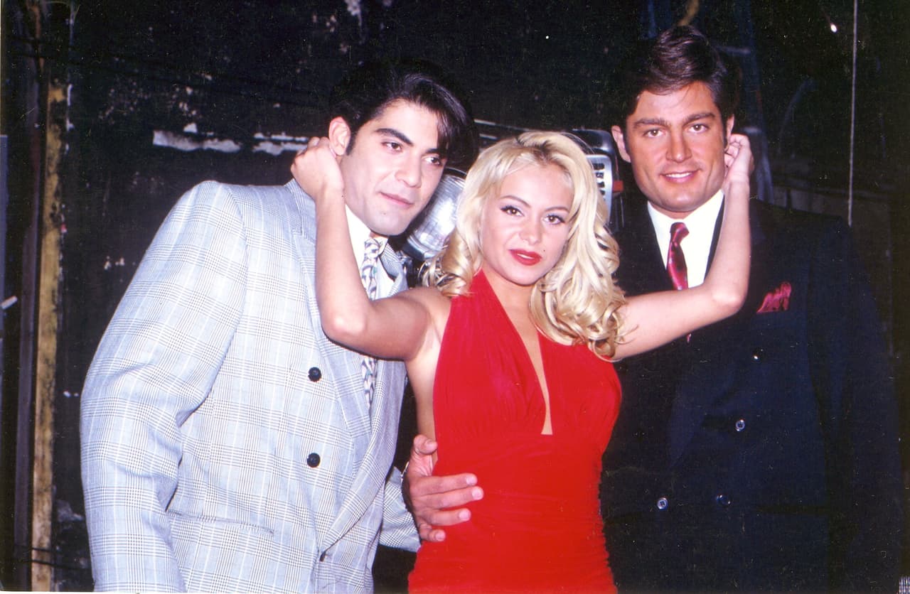 Paulina Rubio en la presentación de su película
<i>Bésame en la boca</i> con el ex Menudo, Charly Masó, y Fernando Colunga, en 1994.