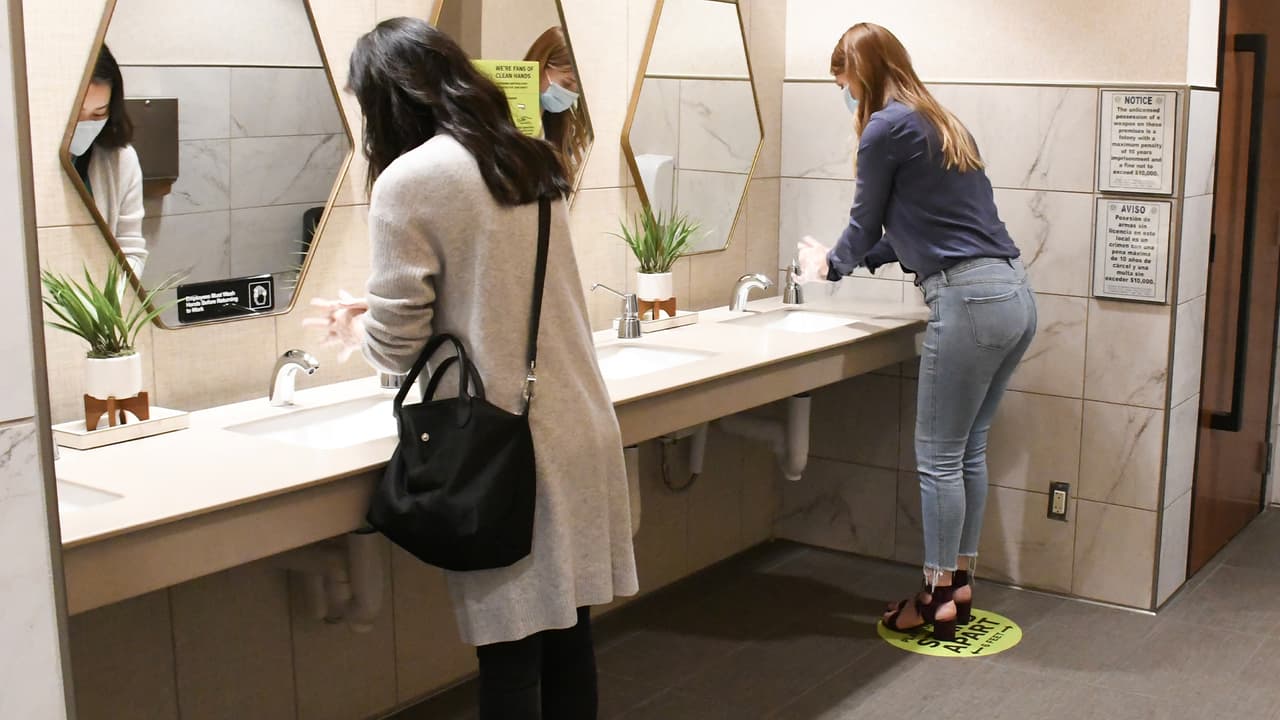 El área de los sanitarios tiene marcadas las reglas de distanciamiento social.