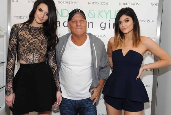 Kendall y Kylie Jenner literalmente le salieron al paso a sus famosas hermanas y ahora ellas imponen la moda con su propia línea de calzados y carteras. El lanzamiento de sus productos se hizo por todo lo alto y con el alboroto que siempre rodea a los miembros de la familia. Te traemos las fotos de la bellas, jóvenes, y millonarias nuevas divas de Los Ángeles.