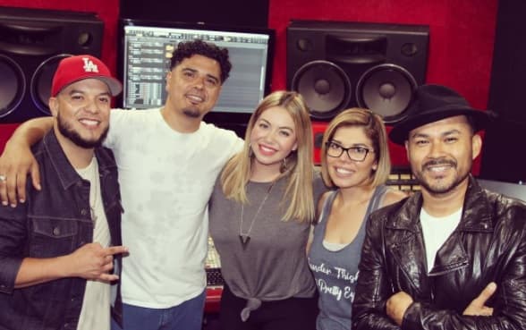 Incluso los novios ya colaboran en proyectos musicales.
<br>