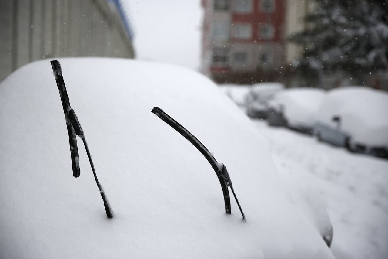Cuando las temperaturas lleguen 
<b>al grado de congelación y el auto esté estacionado,</b> es recomendable separar los brazos del limpiaparabrisas del cristal, así evitarás que se peguen. Si no lo hiciste, retira poco a poco el hielo apoyado con un cepillo o espátula de plástico,