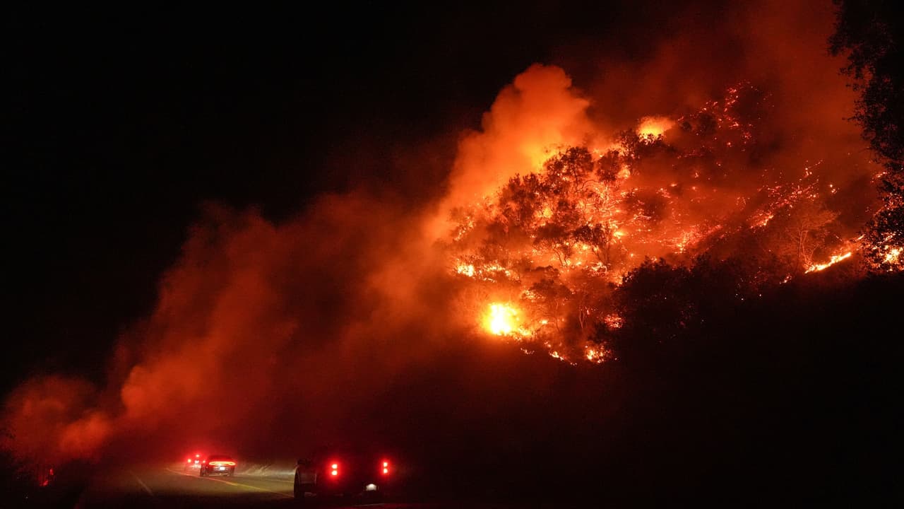 Tres incendios en San Diego causan órdenes de evacuación mientras los vientos de Santa Ana persisten