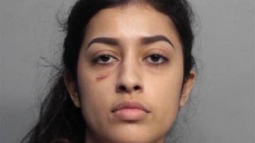 <h3 class="cms-h3-H3">Homofobia destada</h3>
<br>
<br>El 26 de enero José González residente de Miami Beach fue agredido por una pasajera del auto compartido de Lyft que lo recogió luego de una salida nocturna. 
<b>Sherry Shelsy Moody</b>, maquilladora de profesión, atacó físicamente a González a bofetones y con los tacones de sus zapatos mientras gritaba 
<b>vulgares epítetos homofóbicos</b>. El reporte policial indica que Moody había entrado en cólera después de que el chofer del vehículo se había rehusado a manejar por la ventanilla de un restaurant de comida rápida. 
<b>Lyft colaboró con la policía de Miami Beach </b>en la identificación de la atacante, quien se entregó sin dar explicación alguna por su terrible acto.
<br>