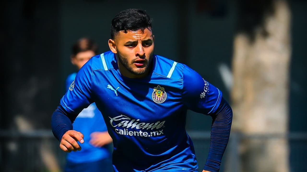 Alexis Vega en entrenamiento con Chivas después de su lesión.