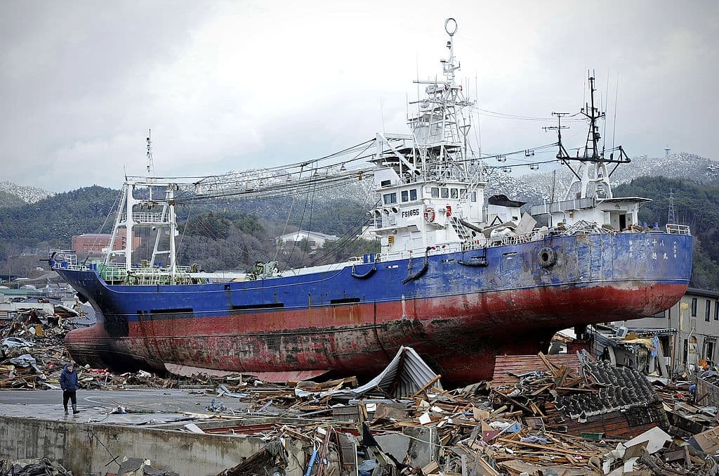 Barcos, carros y casas fueron arrastrados por las poderosas olas.