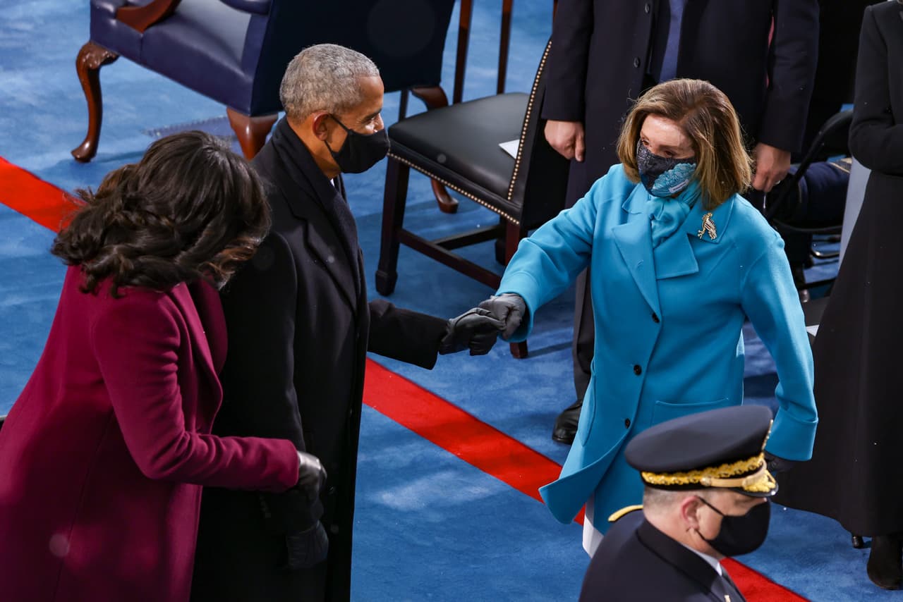 Los Obama saludan a Nancy Pelosi, presidenta de la Cámara de Representantes.
