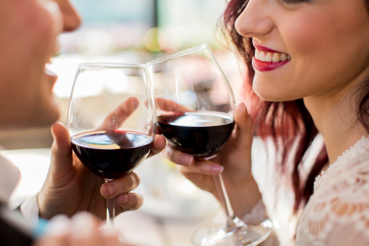 <b>Tomen vino. </b>El vino es la bebida por excelencia para acompañar nuestros encuentros durante la época de frío. Antes de iniciar el juego de seducción con tu pareja, tómense unas copas de vino y déjense llevar por el momento.