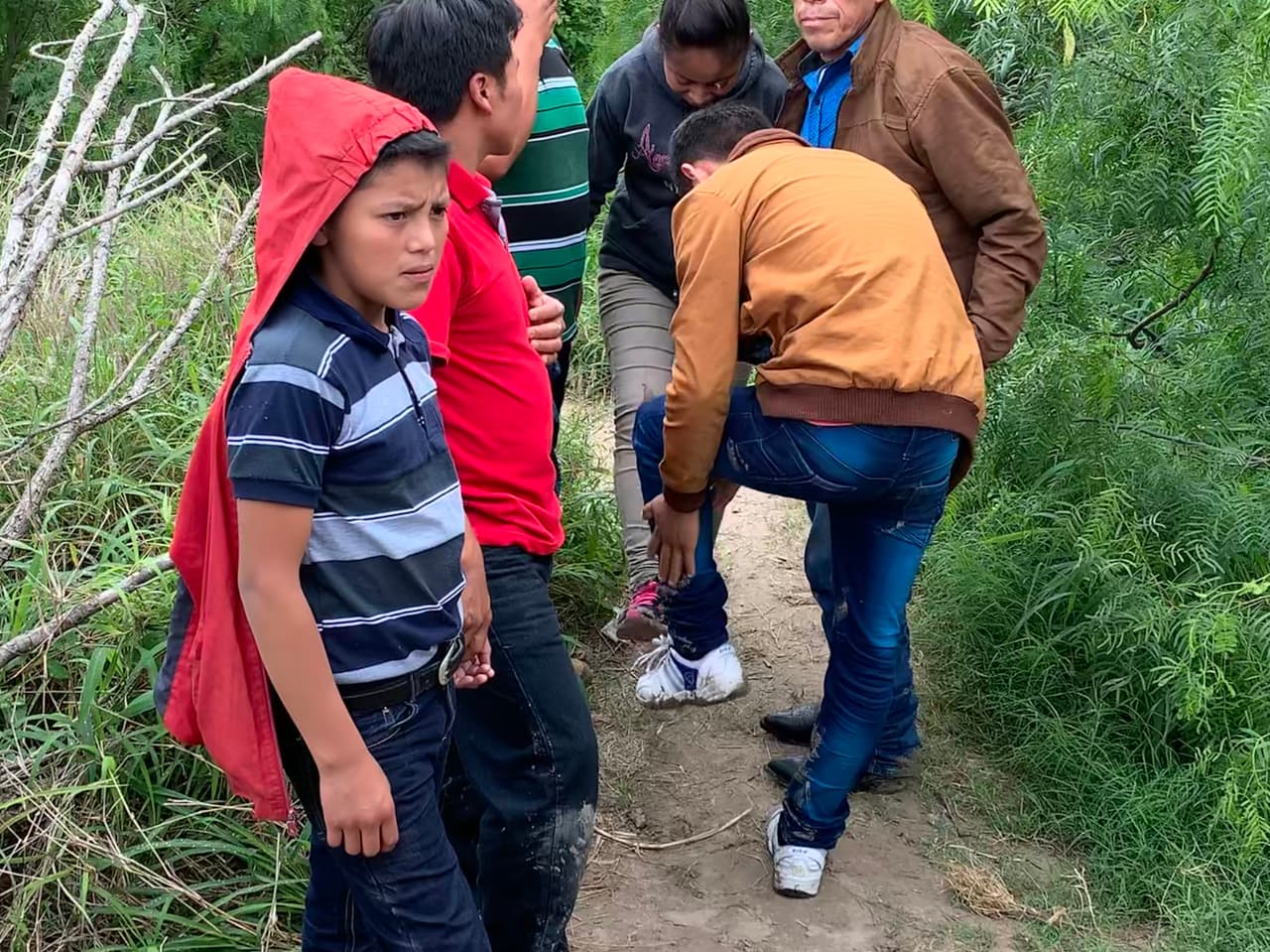 Es muy común ver a hombres que hacen la travesía con sus hijos adolescentes. Algunos de ellos vienen de sectores rurales donde las "siembras ya no crecen", dicen.