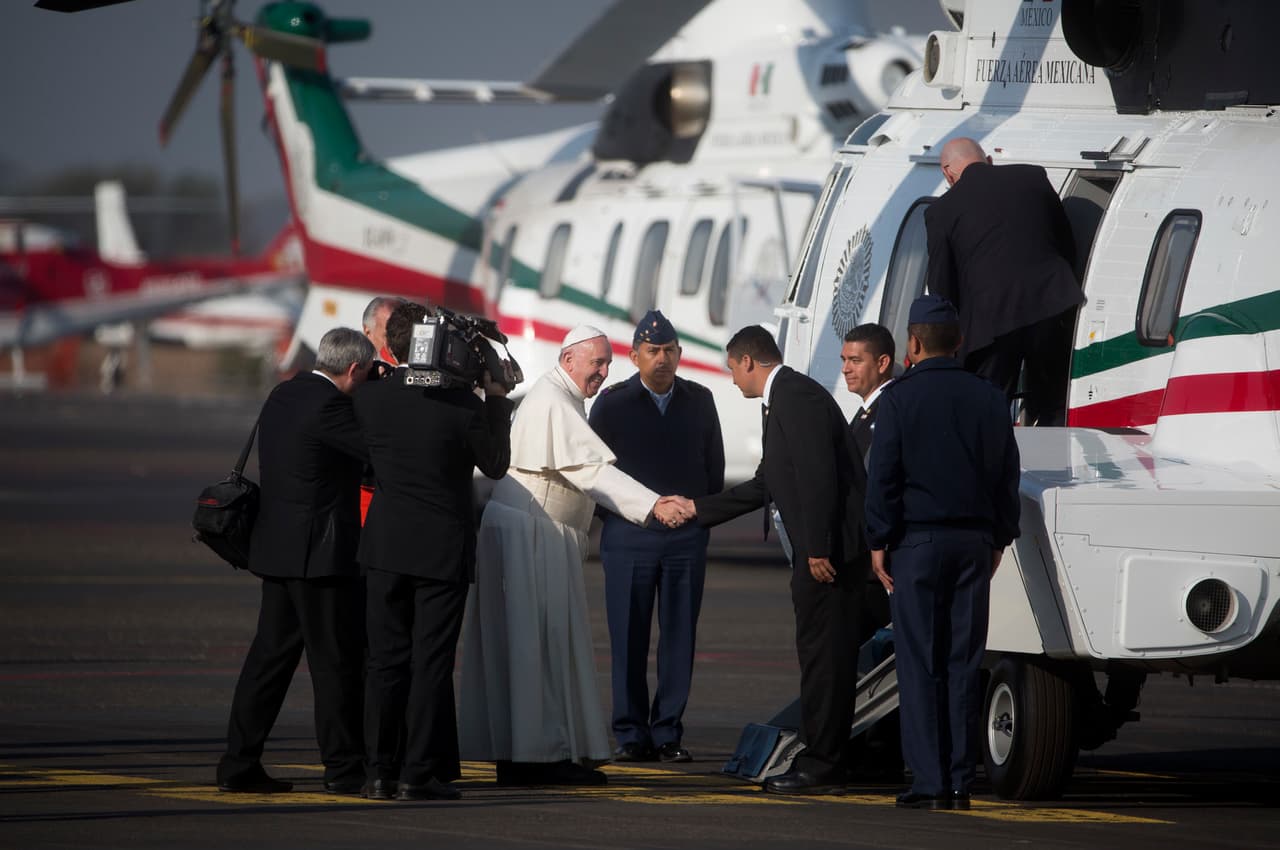 Fue recibido por el gobernador del Estado, Silvano Aureoles Conejo, y por cientos de fieles.