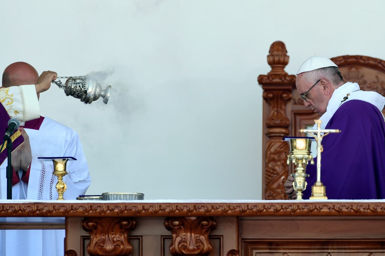 El Santo Padre terminó su homilía con una bella oración hacía Dios Padre: “no nos dejes caer en la tentación de olvidarnos de nuestros mayores que nos enseñaron con su vida a decir: Padre Nuestro”.