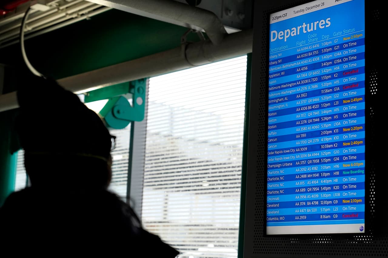 Un viajero revisa la información sobre los viajes en el Aeropuerto Internacional Chicago O'Hare este martes, 28 de diciembre.