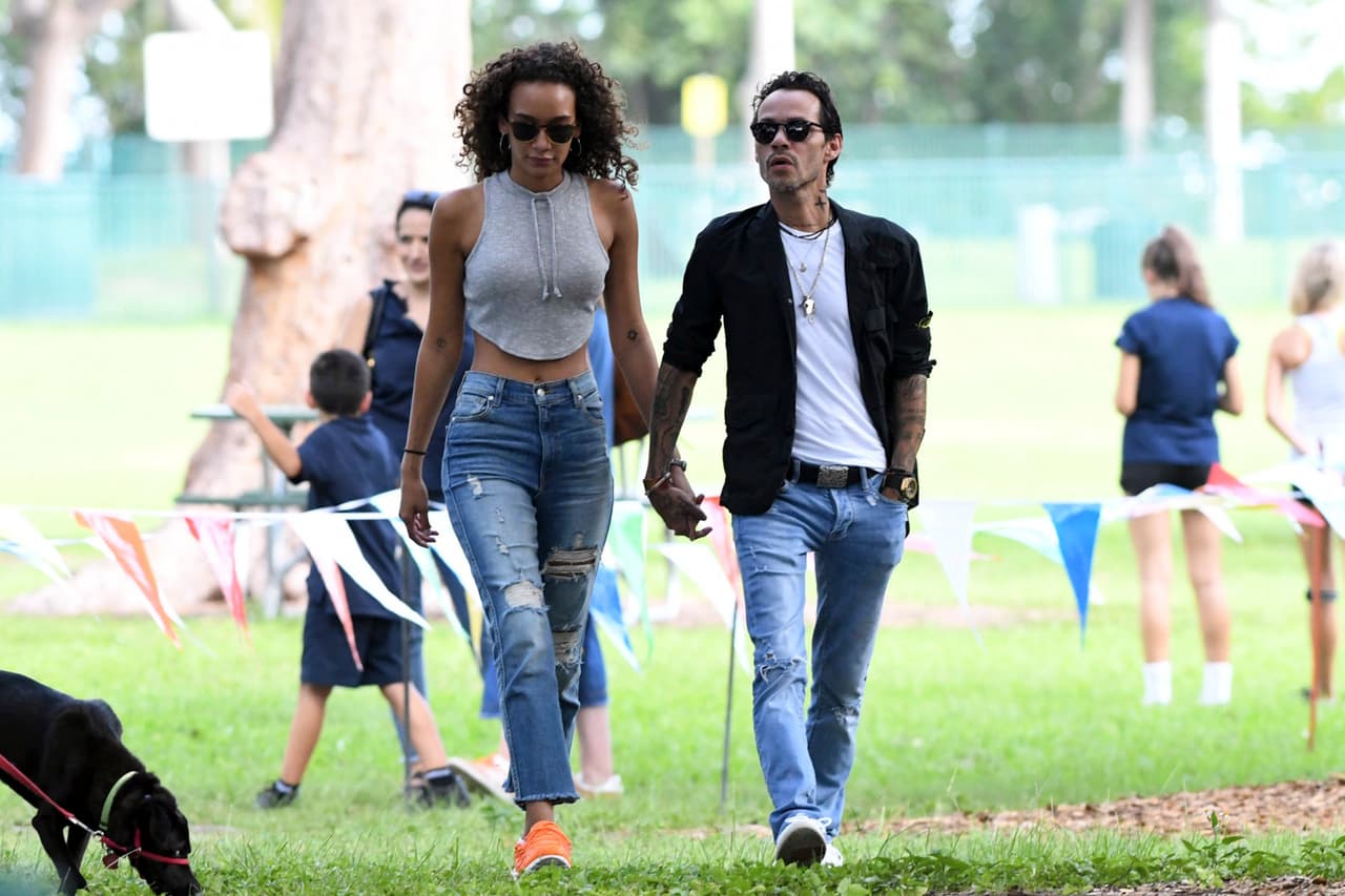 Sin perder la fe en el amor, ese mismo año, el cantante de 'Vivir mi vida' presentó públicamente a 
<b>Jessica Lynne Harris</b>. Dos días después de su cumpleaños 51, 
<b><a href="https://www.univision.com/famosos/jennifer-lopez-marc-anthony-y-a-rod-se-unen-de-nuevo-para-aplaudir-a-sus-hijas-fotos">Marc Anthony asistió a un evento escolar de Emme</a></b> acompañado de la modelo estadounidense.