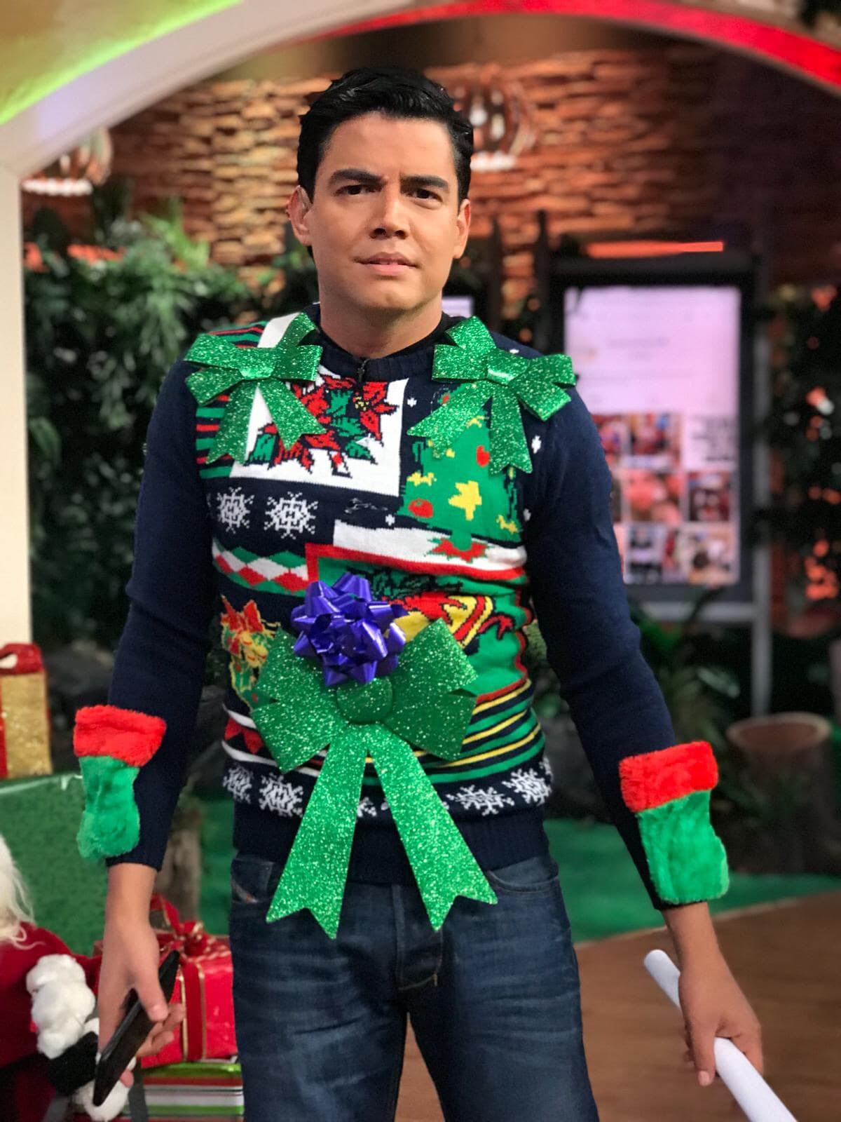 Orlando Segura sí que parecía arbolito de Navidad, moños por todos lados.