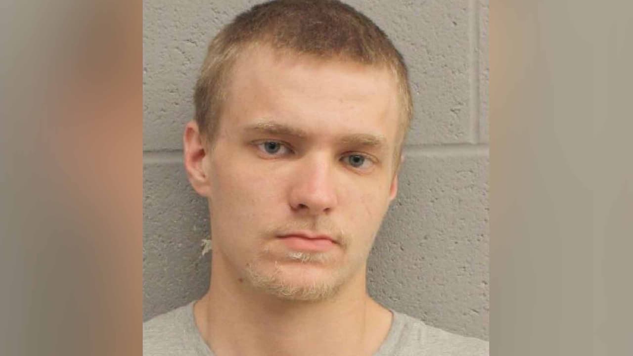 Hayden Franklin también fue arrestado por posesión de sustancias controladoras y se descubrió que tenía una orden de arresto por el mismo motivo con el Departamento de Policía de Tomball.