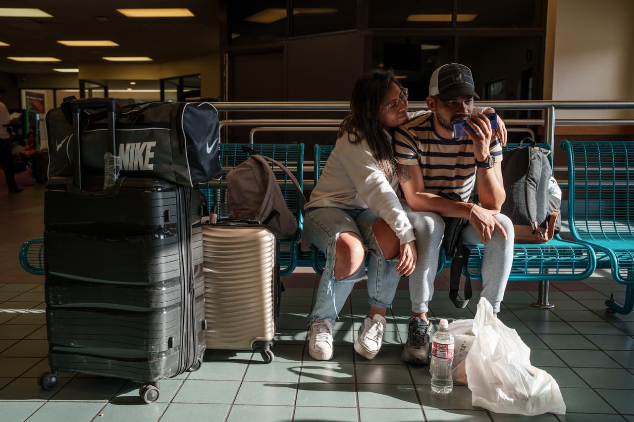 Arango y su esposa, Patricia Moyano, de Bolivia, mandan mensajes de audio a sus amigos mientras esperan en la terminal de autobuses de Greyhound en El Paso, antes de viajar a Austin.