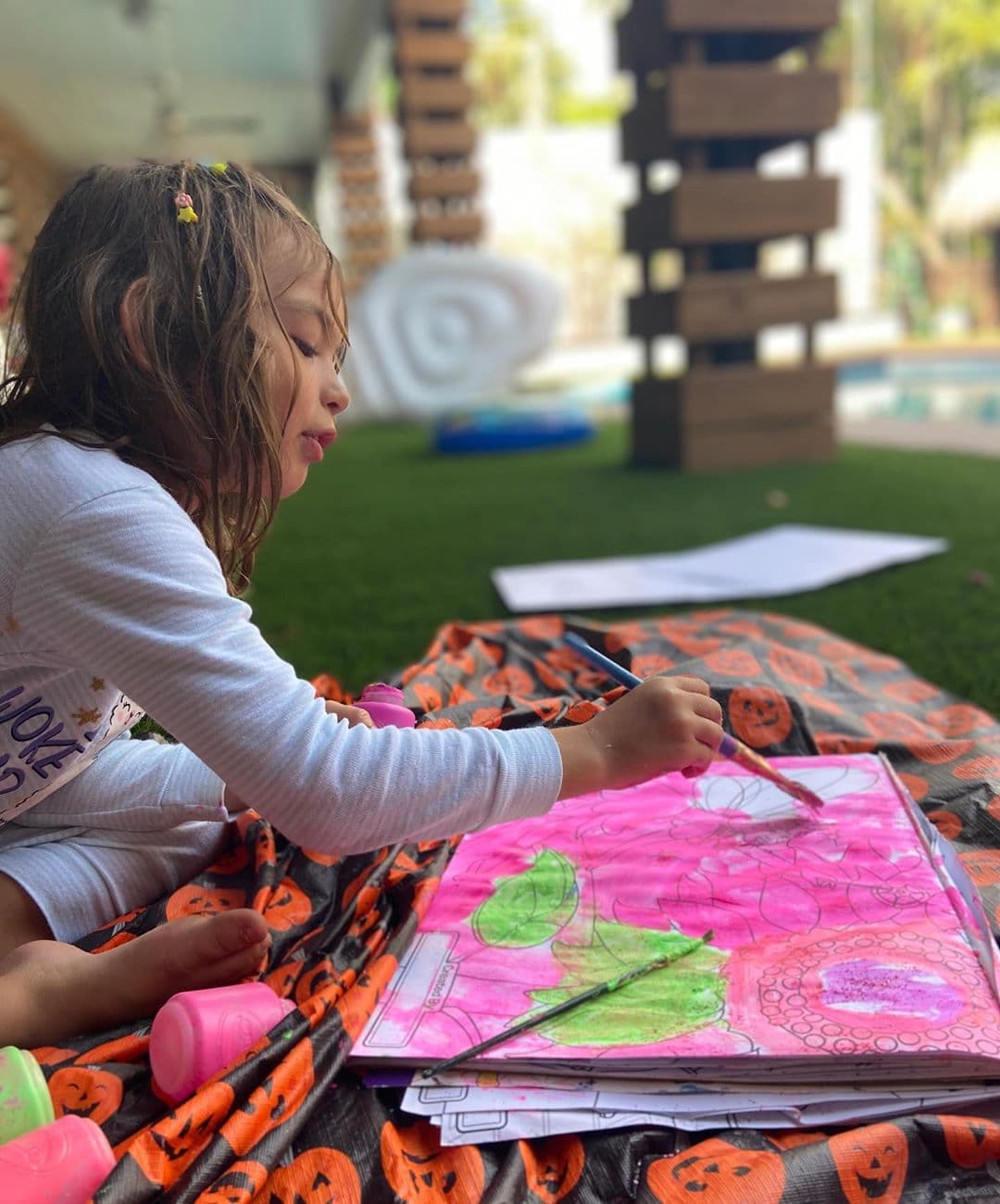 Y hablando de familia y amor, Cristy Bernal nos compartió esta linda imagen de su hija Michelle, a quien admira porque ama pintar y nadar, y así ha pasado estos días.