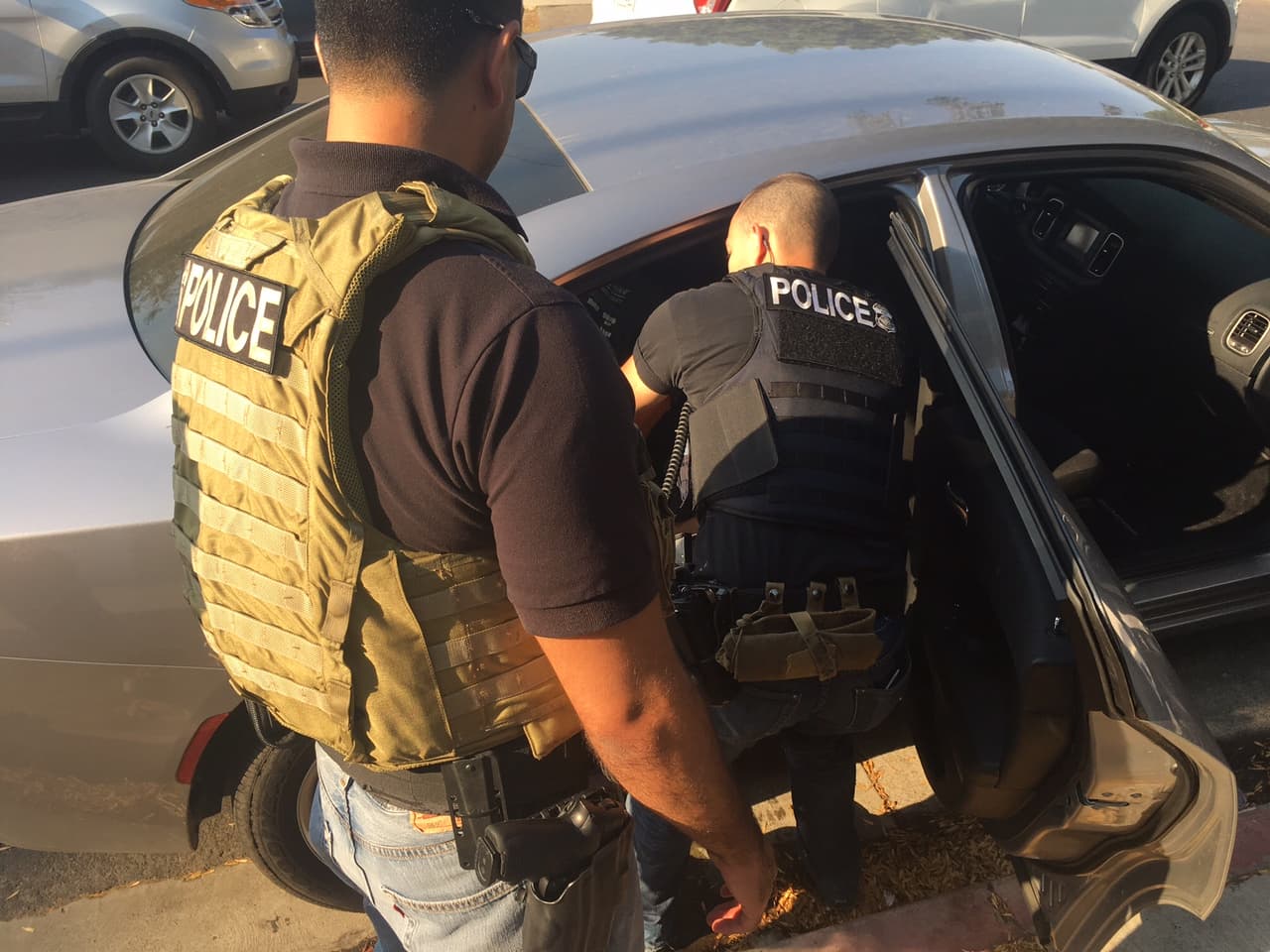 Uno de cada dos agentes de ICE que se encargan de capturar fugitivos en el sur de California es de origen hispano.