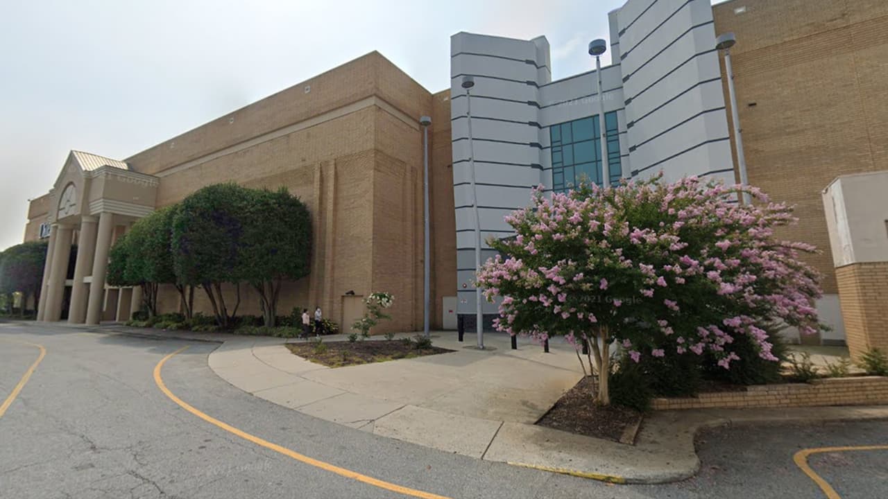 Tiroteo frente a centro comercial de Greensboro deja un herido: policía busca al sospechoso