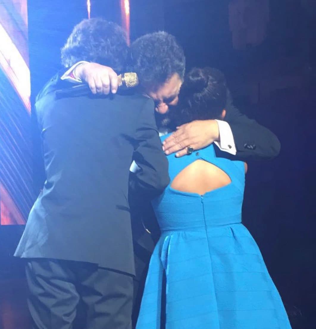 Sin embargo, aceptó, eso "ayudó un poco también a estar con los chavos, porque estaba uno o estaba el otro; no era de que estaban solos nunca".