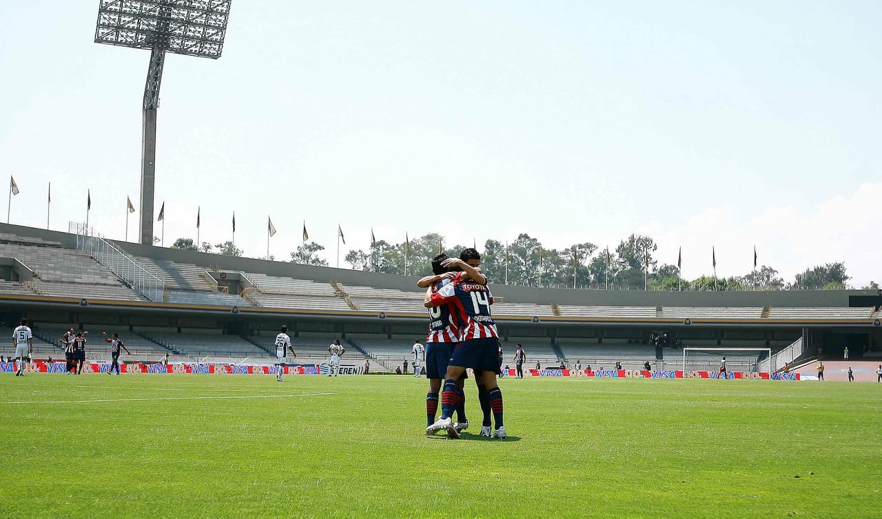 Por varias semanas, México tuvo que adoptar medidas en todos los aspectos para evitar la propagación de la gripe porcina (como era conocido) y el fútbol fue uno de ellos. Cuando se dio a conocer del peligro que representaba el virus se determinó que se determinó que una jornada completa de la Liga MX se disputara sin la presencia del público.