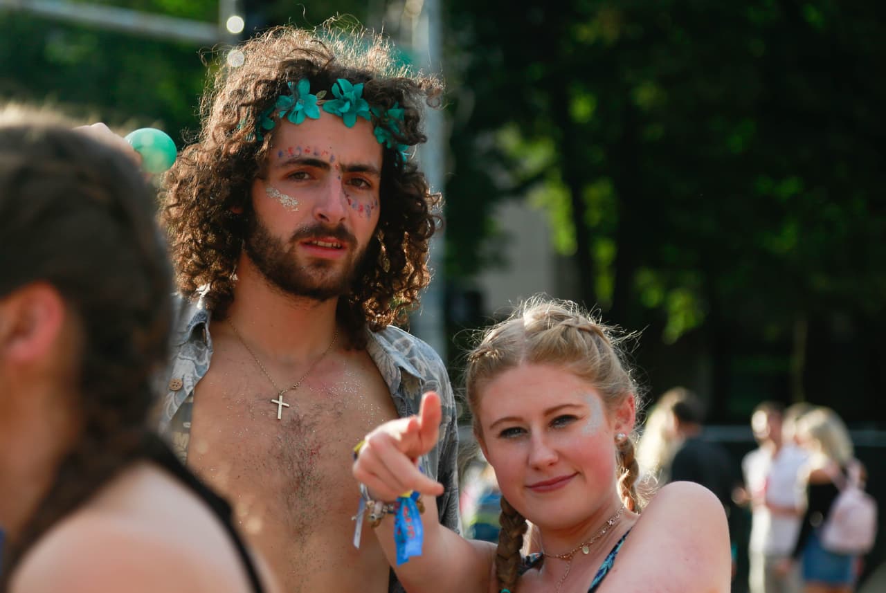 Desde disfraces de unicornios hasta atuendos muy veraniegos, pero eso sí muy buena vibra. Aquí una galería de fotos de la moda y el ambiente de Lollapalooza.