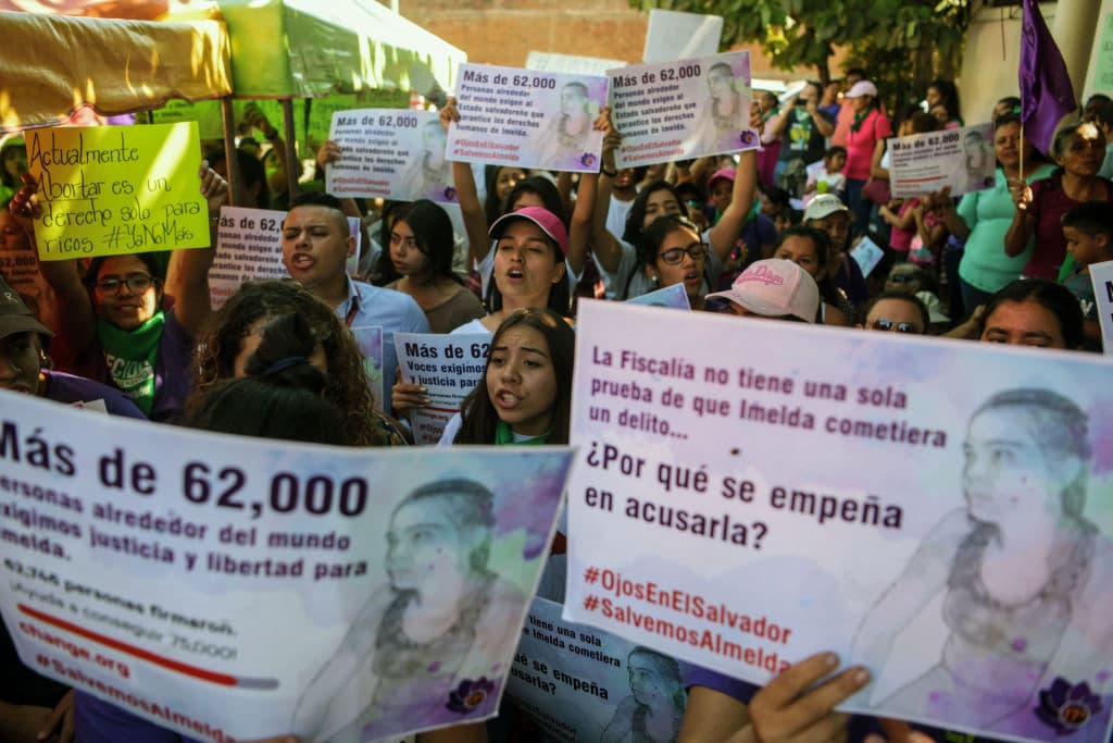 "La fiscalía no tiene ni una sola prueba de que Imelda cometiera un delito.... ¿por qué se empeña en acusarla?". Manifestantes a favor de la liberación de Imelda Cortez protestaron a las afueras del centro judicial.