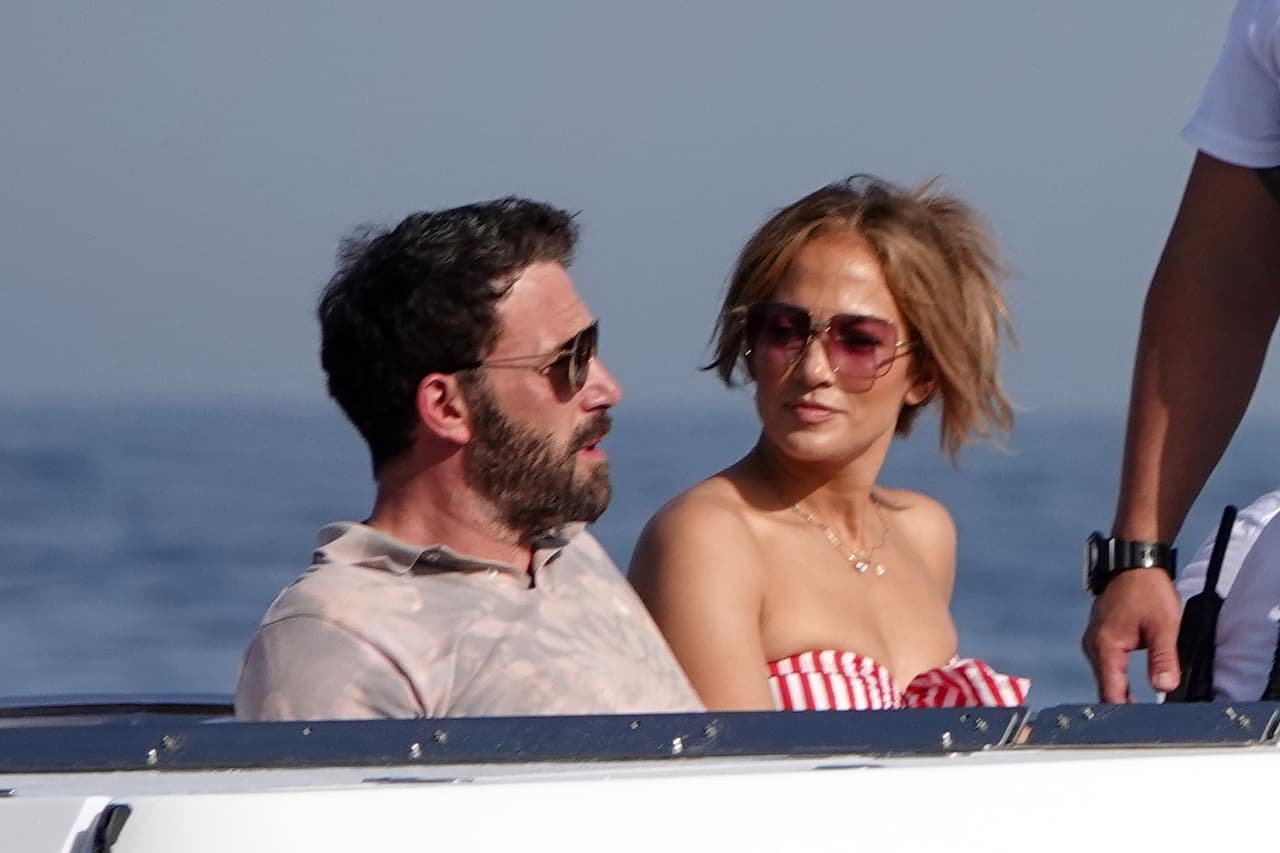 <b><a href="https://www.univision.com/temas/jlo" target="_blank">JLo</a></b> y 
<b><a href="https://www.univision.com/temas/ben-affleck" target="_blank">Ben Affleck</a></b> reaparecieron por Los Ángeles tras sus 
<b><a href="https://www.univision.com/famosos/jlo-ben-affleck-vacaciones-romanticas-fotos" target="_blank">apasionadas vacaciones por Europa</a></b>, pero no lo hicieron solos. 
<br>