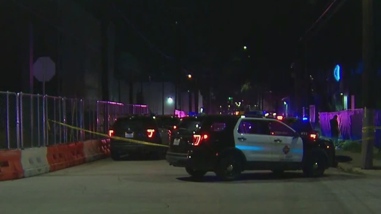 <b>Enero 2020:</b> Dos personas perdieron la vida y cinco más resultaron heridas tras desatarse un 
<a href="https://www.univision.com/temas/tiroteos">tiroteo</a> en un conocido bar en San Antonio, Texas, ubicado en el Paseo del Río. 
<br>