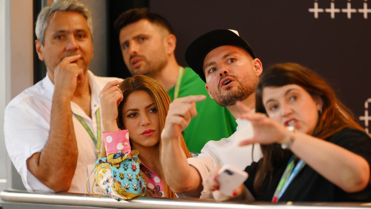 Shakira fue a la carrera de autos acompañada de su hermano (izq.) y en la que compitió Lewis Hamilton, con quien ha sido vinculada sentimentalmente.