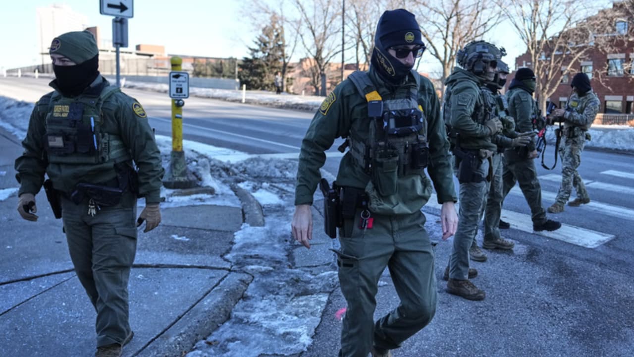 Crecen las tensiones por las redadas de ICE y los observadores legales