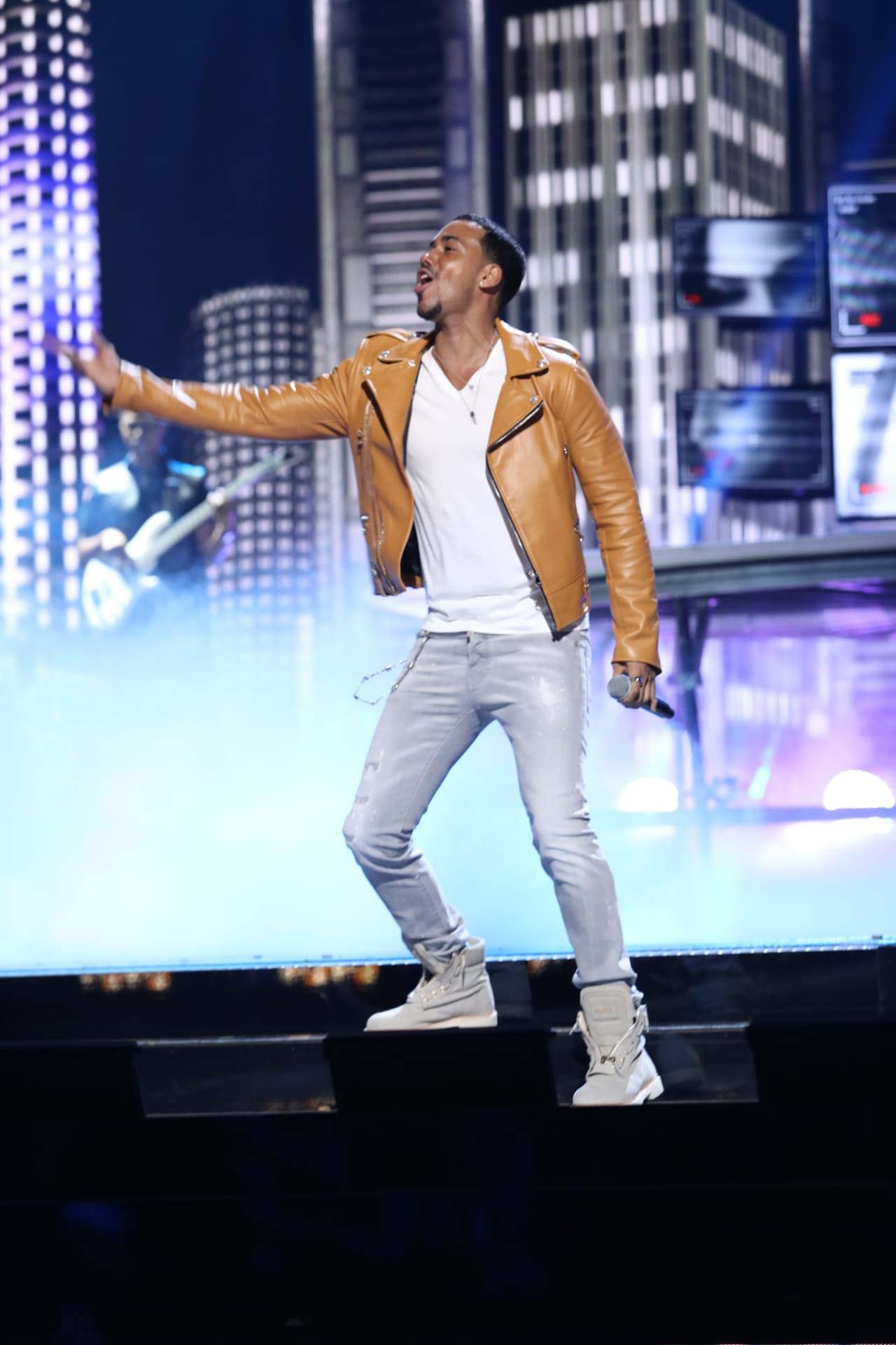 El guapo Romeo Santos deleitó a sus fans con su performance.