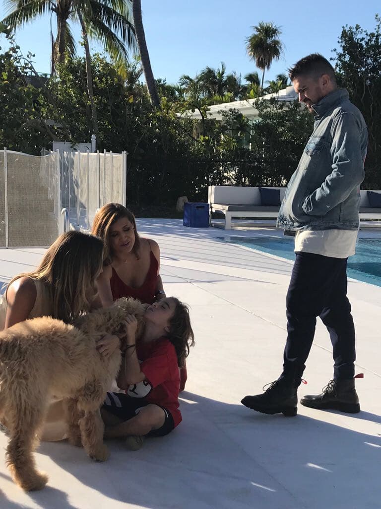 Karen habló del gran reto que tiene como mamá de tres hijos, y de lo importante que es estar comunicados con ellos.