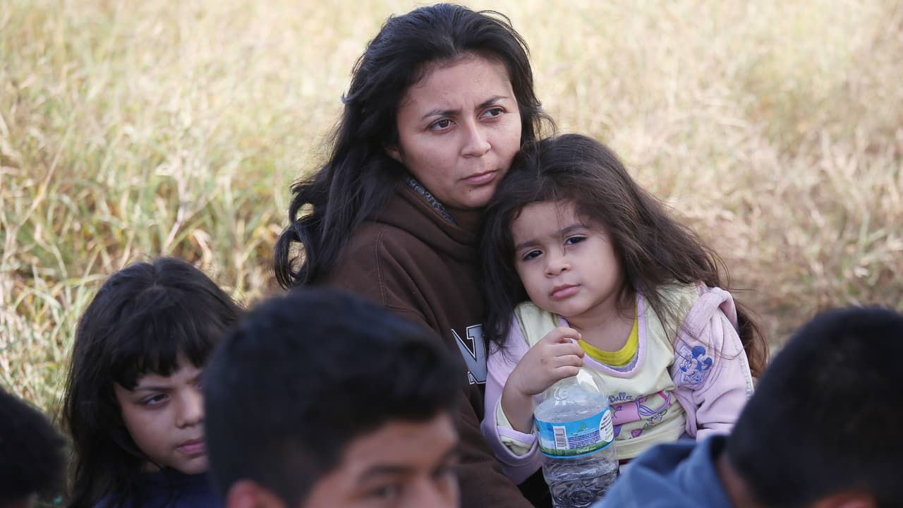 Quiénes son los migrantes centroamericanos prioritarios para la deportación que planifica el DHS