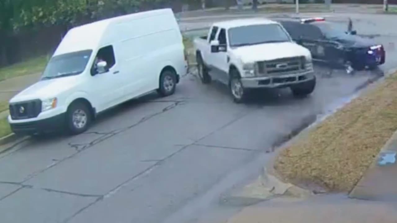 <h3 class="cms-H3-H3">Un riesgo que se puede evitar</h3>
<br>
<b>Manejar en condiciones de lluvia requiere más precaución</b>. En Texas, las calles mojadas pueden
<b> duplicar la distancia que un auto necesita para frenar. </b>Si a eso se suma la falta de experiencia,
<b>los accidentes se vuelven más probables.</b>
<br>
<br>Datos
<b><a href="https://www.txdot.gov/" target="_blank">del Departamento de Transporte de Texas</a></b> muestran que
<b>en 2023 hubo más de 558,000 accidentes en el estado.</b> Muchos de ellos estuvieron relacionados con
<b> exceso de velocidad, distracciones o mal tiempo.</b>