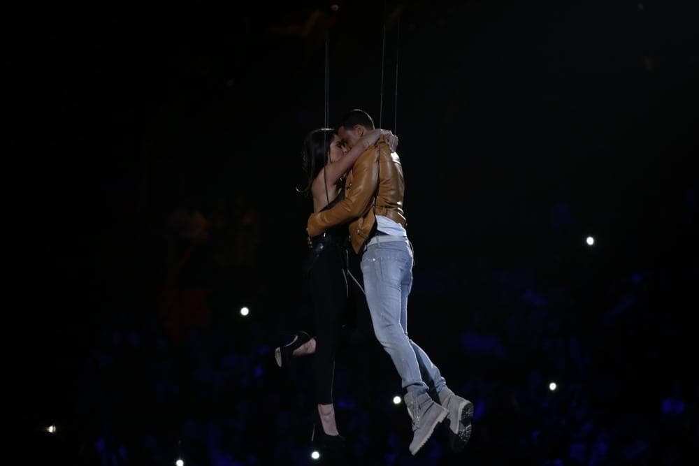 En su caso, el cantante dejó el escenario para irse volando con la modelo que lo acompañó en la presentación.