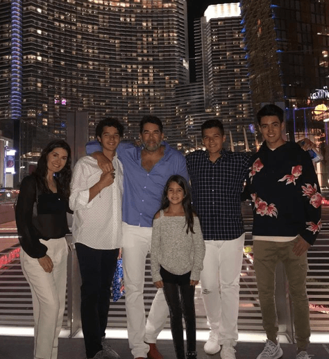 <b>Silvita</b>, interpretada por la actriz
<b>Mayrín Villanueva</b>, celebró el Día del Padre con toda su familia y publicó esta fotografía con una tierna dedicatoria: "El papá más amoroso y presente. ¡Te amamos tanto!"