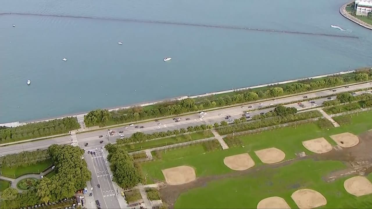 Escriben "Maten a policías" en una señal de tránsito en Lake Shore Drive