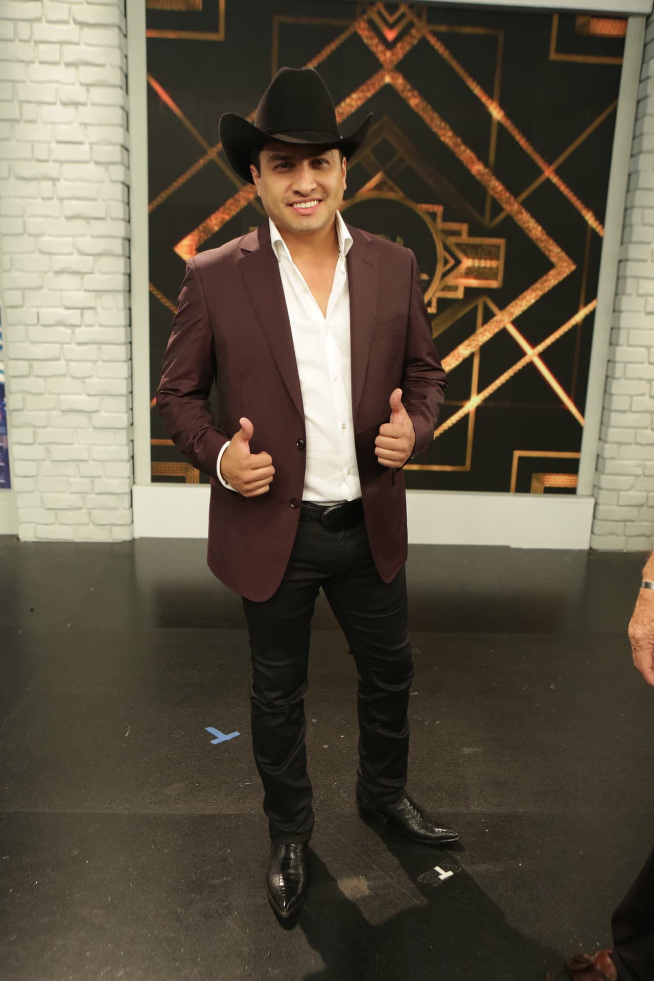 El cantante mexicano trajo la alegría y puso a bailar a las finalistas con su nuevo éxito ‘Cariñito’.