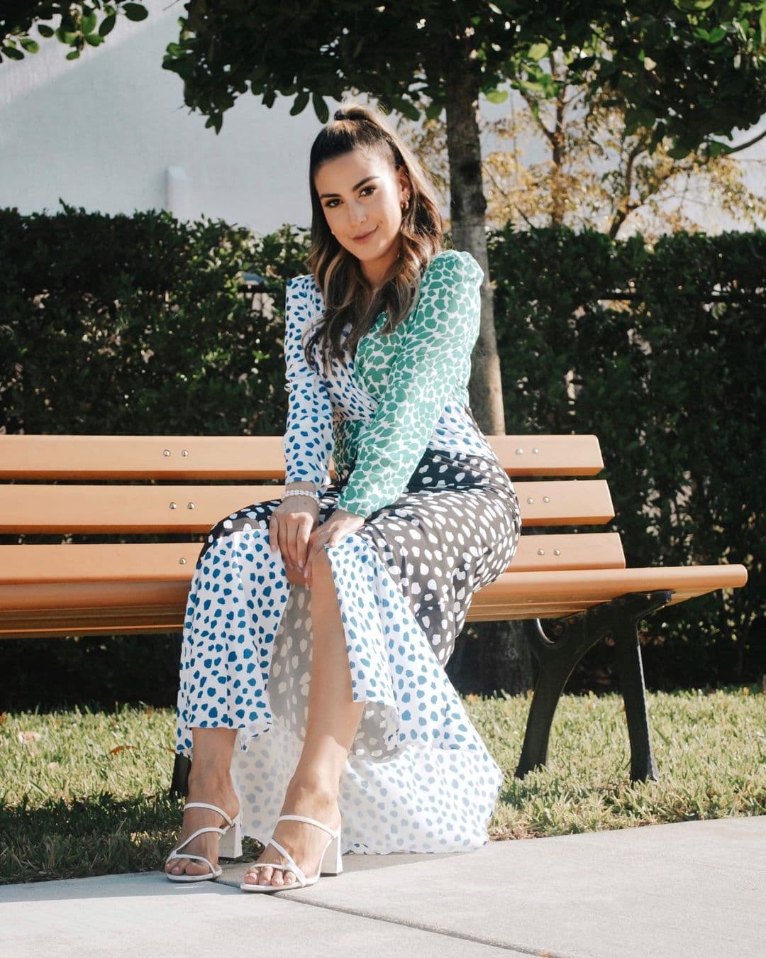 Jessica sabe que las tendencias de esta temporada son los colores vibrantes y los estampados, por lo que no duda en vestirlos y combinarlos perfectamente con los accesorios.