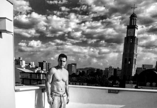 Cuando está en telenovela aprovecha las locaciones para broncearse.